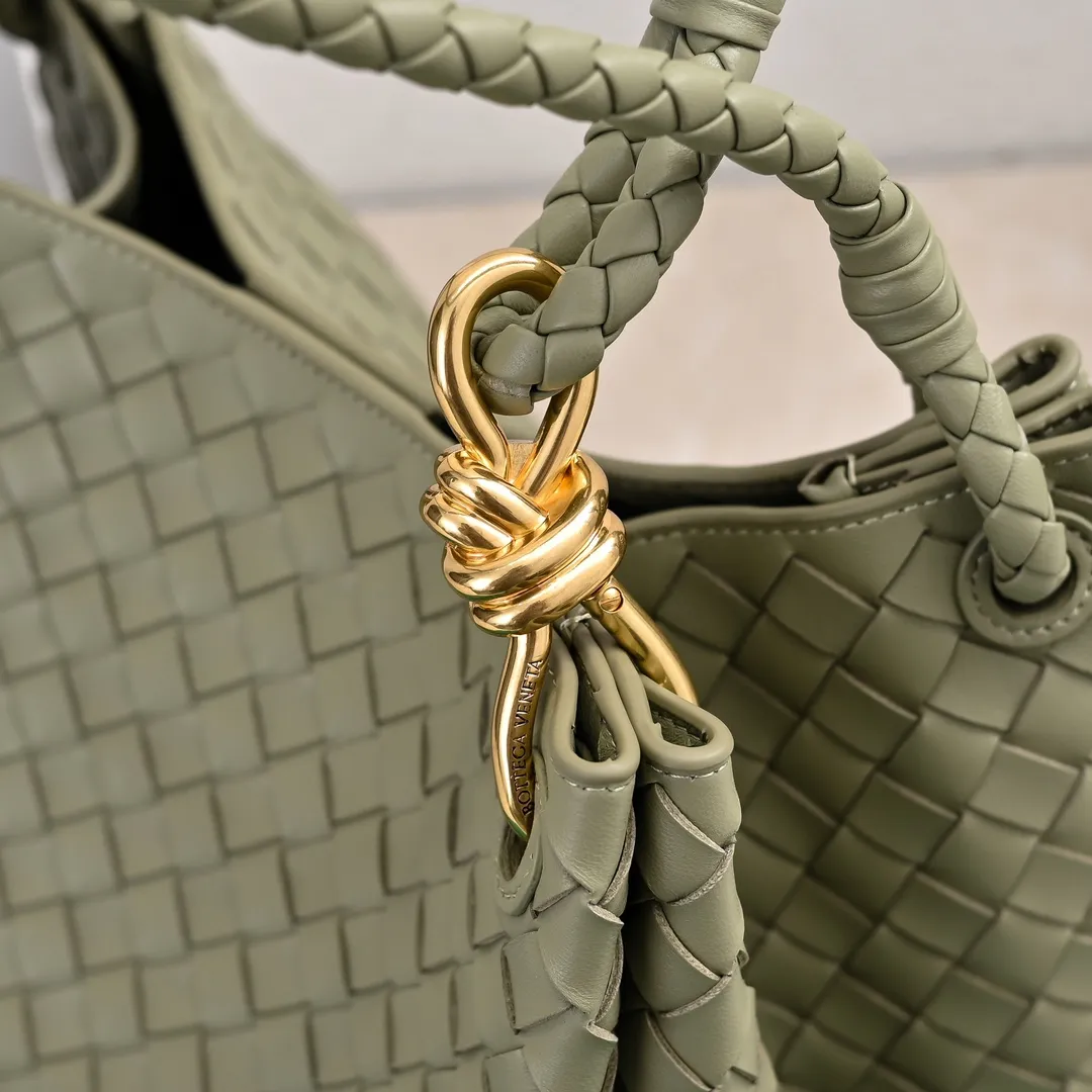 Batch 2660 24 early autumn new model Andiamo Parachute is made of a whole piece of woven leather and is processed with folding stitching at the four corners # Craftsmanship and creativity. Large size is atmospheric and practical. One of the must-selects for BV. Large space, can hold a computer, thick shoulder strap, very comfortable on the shoulder. Large parachute upper body real photo can be carried on the back. The upper body is versatile and cute☺️ Style number: 6571 Size: 30*26*20cm